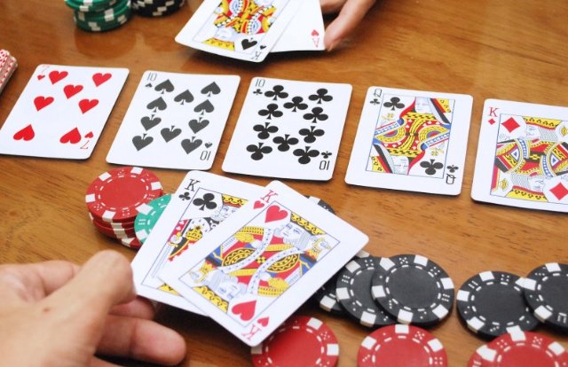 Онлайн покер на деньги с выводом: особенности игры с реальными ставками